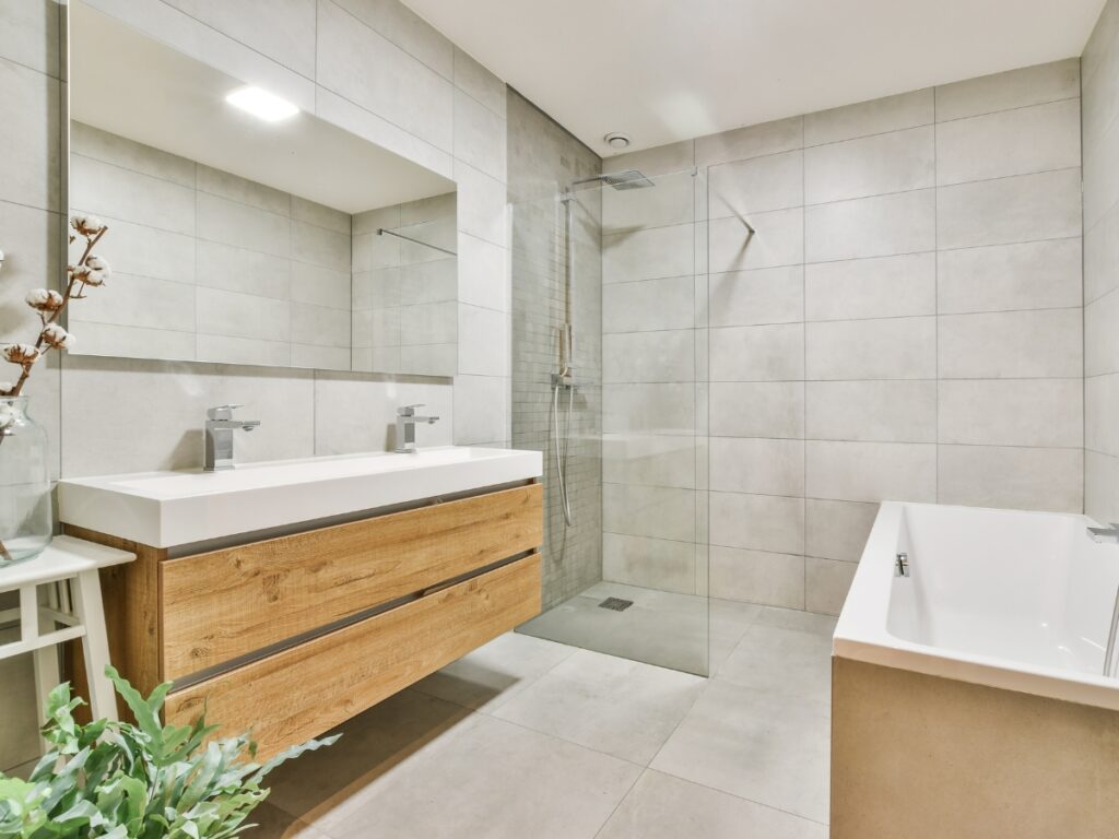 badkamer renovatie wastafel met douche en wandpanelen plusbadkamers