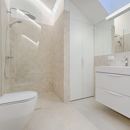 badkamer renovatie met wandpanelen en inloopdouche